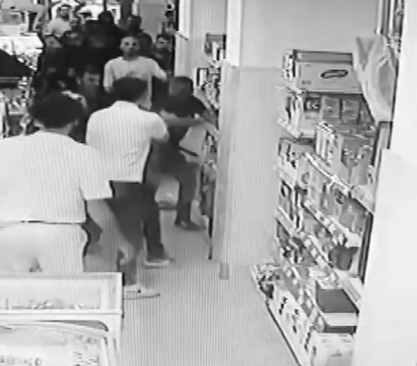 Yaşananlar marketin güvenlik kamerası tarafından kaydedildi