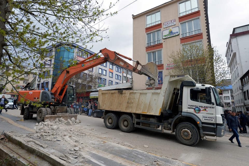 TKP'li Maçoğlu, Tunceli Belediyesi önündeki duvarları yıktırdı - 3