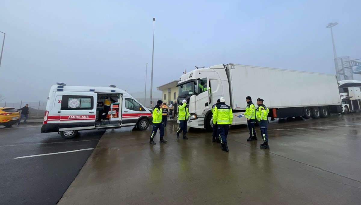 Yolcu otobüsü TIR'a çarptı: Yaralılar var