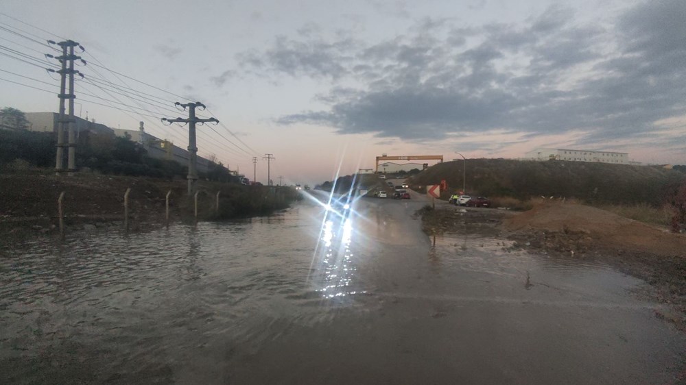 Sel suları yolu kapattı - 1