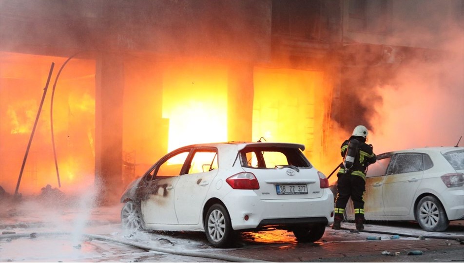 Kayseri'de korkutan yangın: 2 kişi yaralandı
