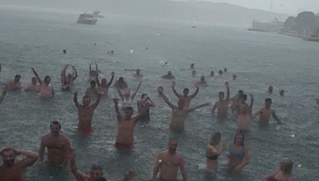 İstanbul'da pazar sürprizi: Bebek'te onlarca kişi yağmura aldırmayıp denize girdi