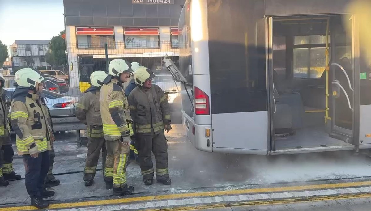 Metrobüste yangın paniği: Dumanlar yükseldi, yolcular tahliye edildi