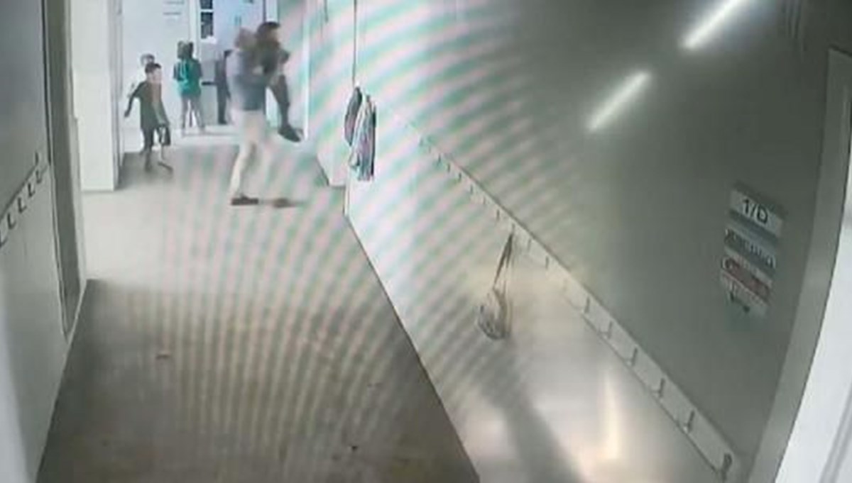 Müdür yardımcısı 6 yaşındaki öğrenciyi havaya kaldırıp fırlattı: O anlar kamerada Müdür yardımcısı 6 yaşındaki öğrenciyi havaya kaldırıp fırlattı: O anlar kamerada