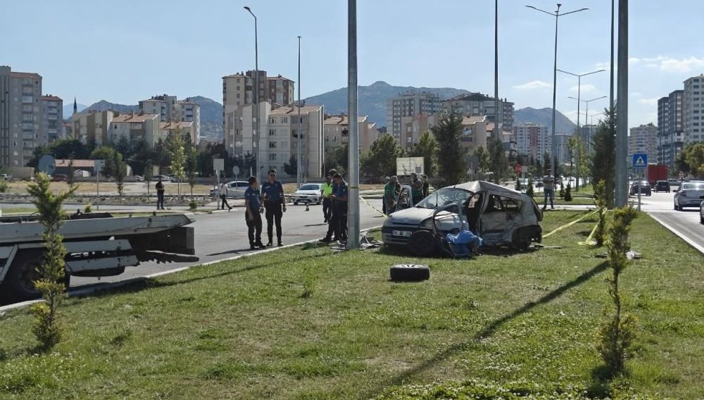 Kayseri'de iki otomobil çarpıştı: 2 ölü, 3 yaralı