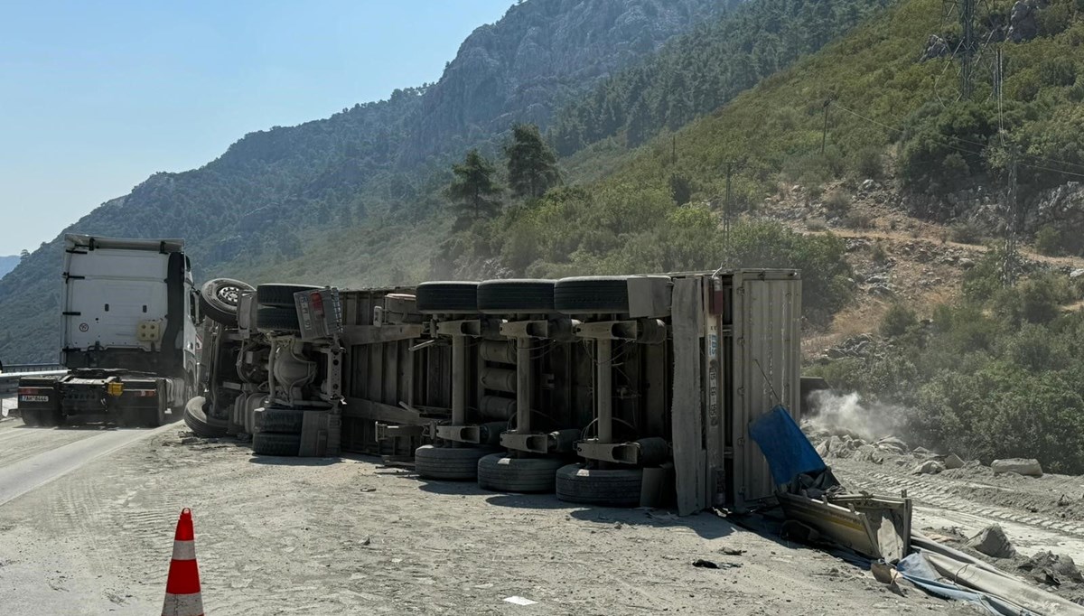 Burdur-Antalya karayolunda tır devrildi, yol trafiğe kapandı