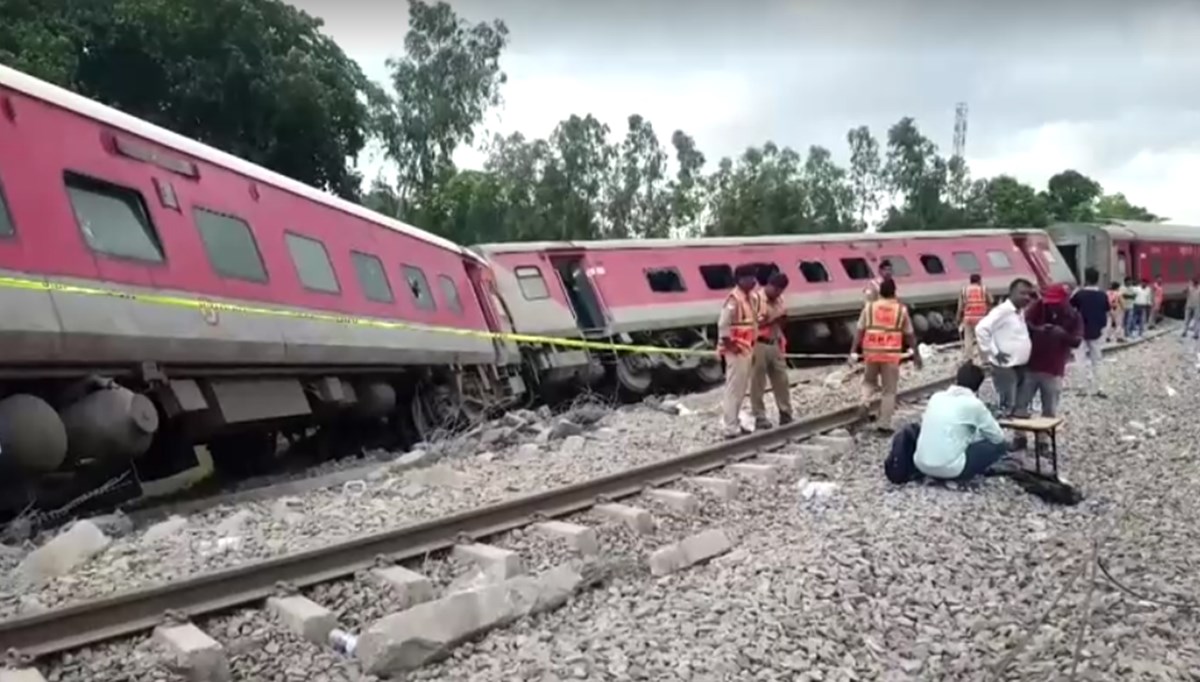 Hindistan'da tren raydan çıktı: 2 kişi öldü Hindistan'da tren raydan çıktı: 2 kişi öldü