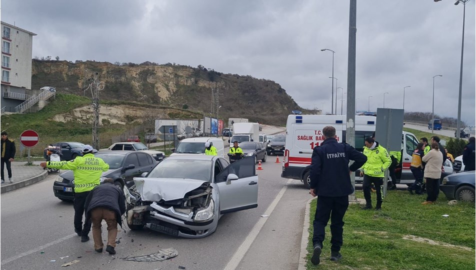 Sinop'ta otomobiller çarpıştı: Yaralılar var
