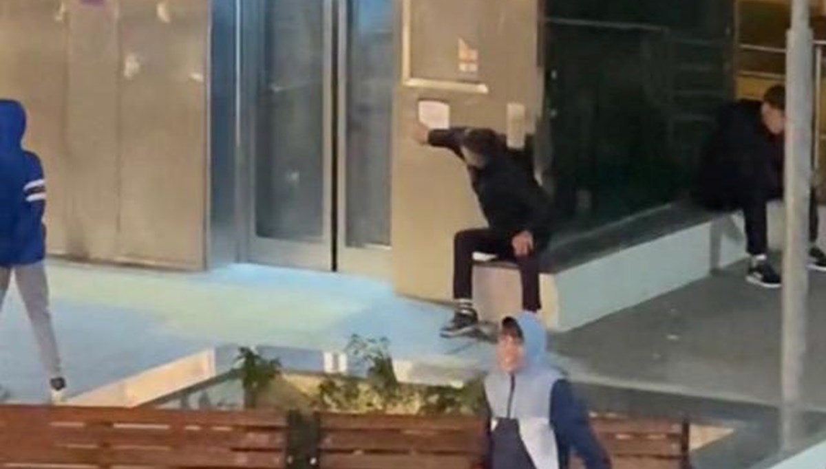 Gençlerin asansör oyunu tepki çekti Gençlerin asansör oyunu tepki çekti