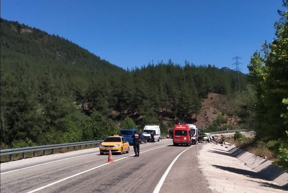 Adana'da düğün yolunda kaza: Aynı aileden 5 kişi öldü - 1