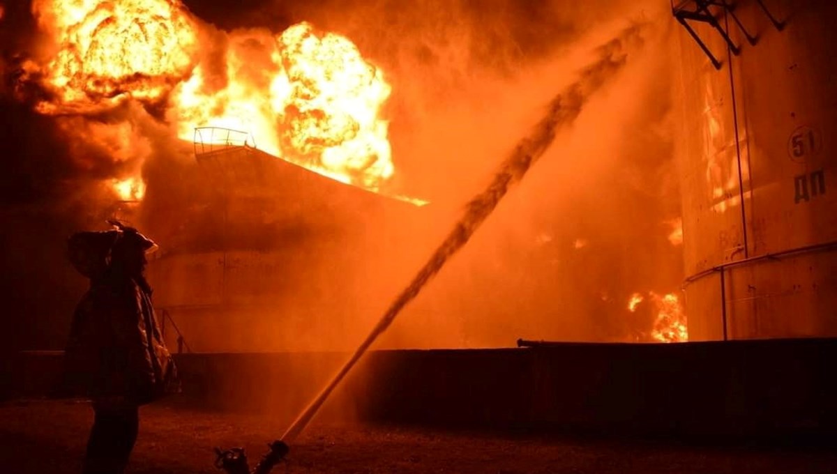 Rivne’de vurulan yakıt deposundaki yangın 3 gündür söndürülemiyor