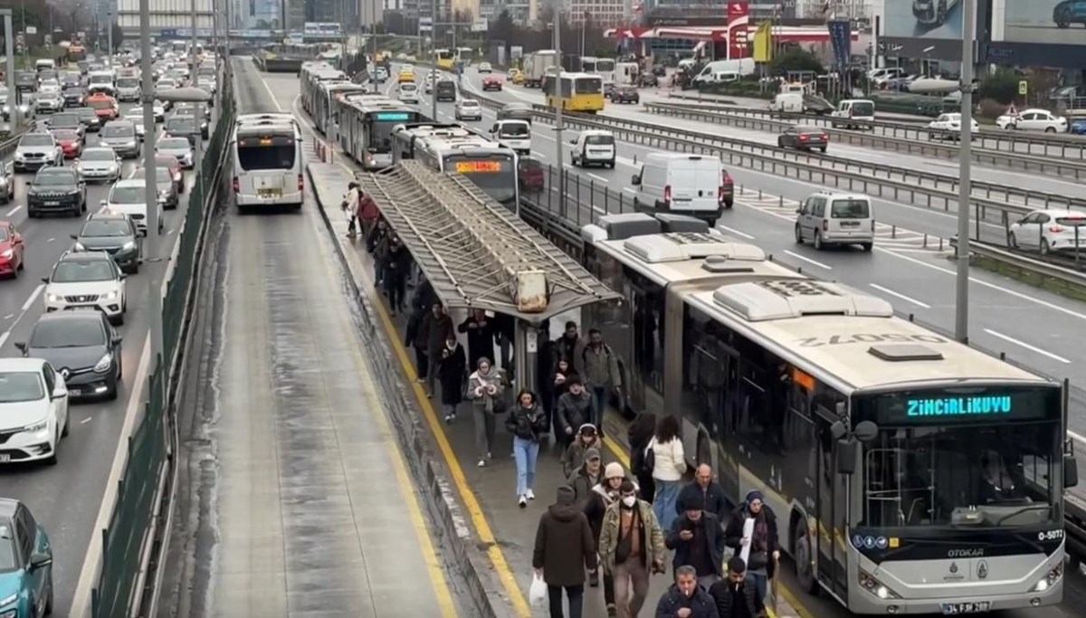 Zeytinburnu'nda metrobüs arızası Zeytinburnu'nda metrobüs arızası
