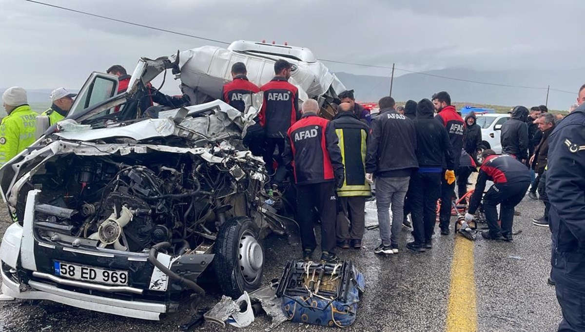 Sivas'ta TIR ve minibüs çarpıştı: 4 ölü, çok sayıda yaralı