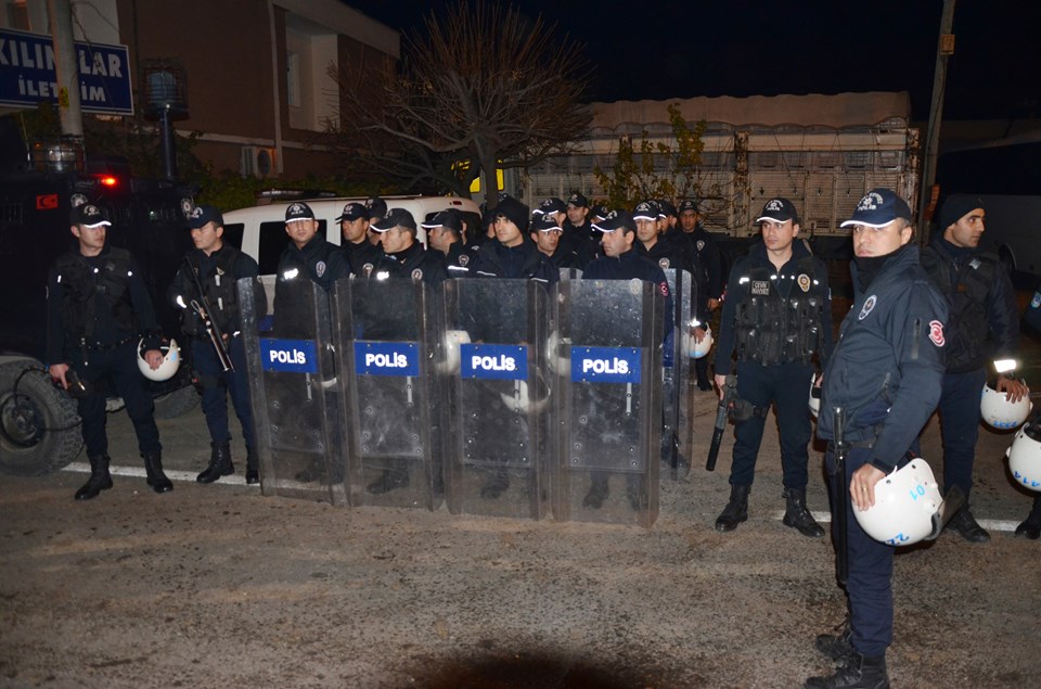 Adana’da polise taşlı ve sopalı saldırı: 7 gözaltı - 1