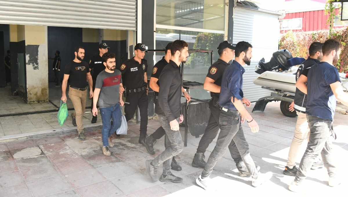 Oto yıkamacıda 31 kaçak göçmen yakalandı Oto yıkamacıda 31 kaçak göçmen yakalandı