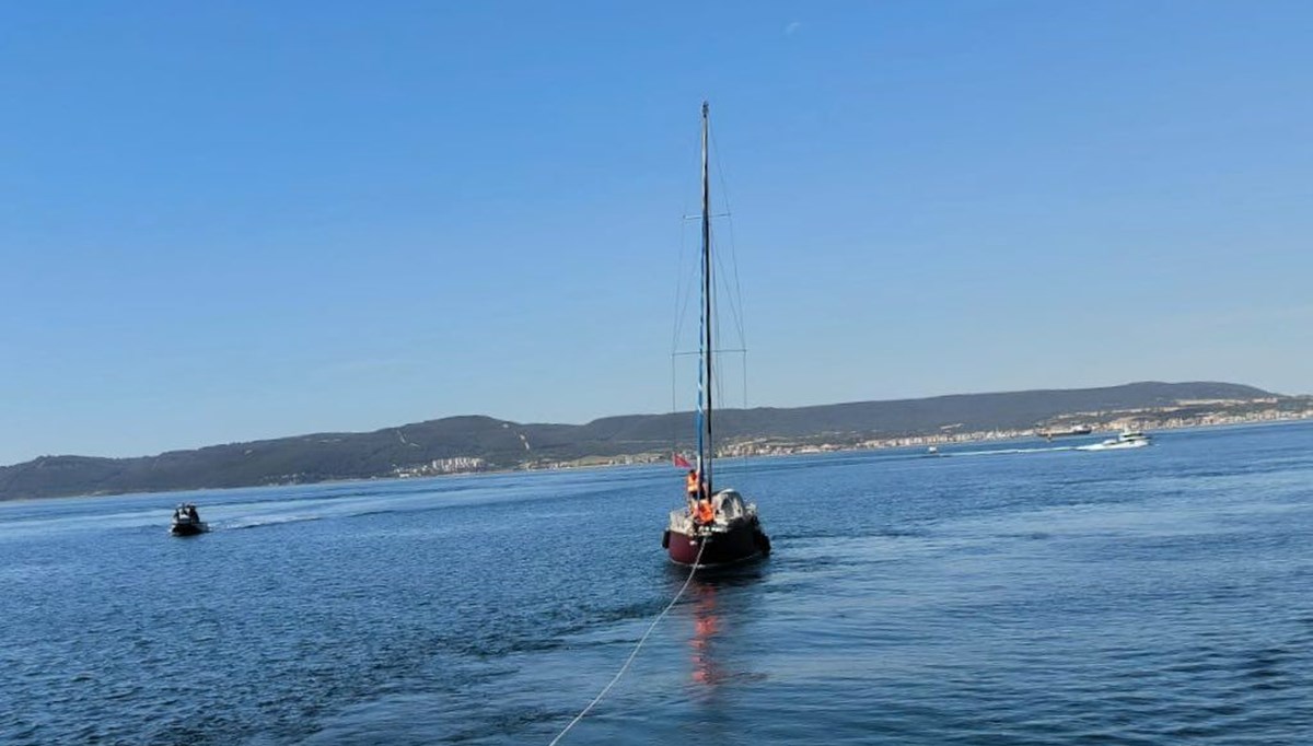 Çanakkale Boğazı'nda tekne arızası Çanakkale Boğazı'nda tekne arızası
