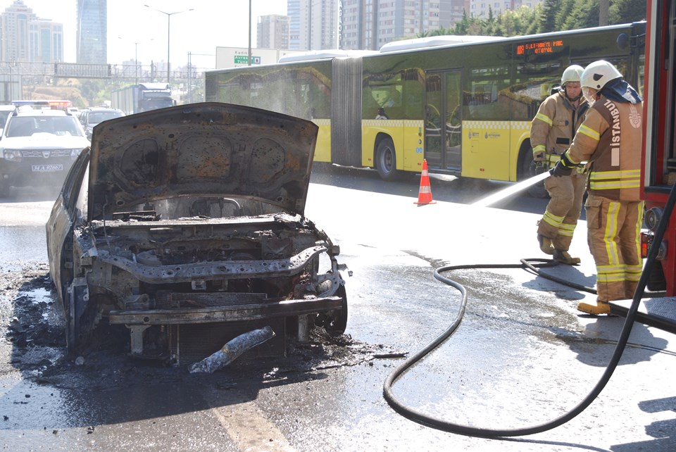 Ataşehir'de araç yangını - 1