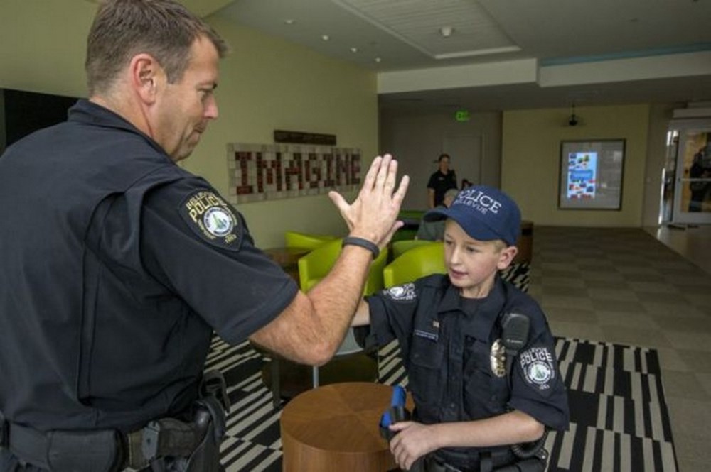 Добрый полицейский. Полиция которая собирает. Полиция которая собирает. Полицейские. Полиция которая собирает.