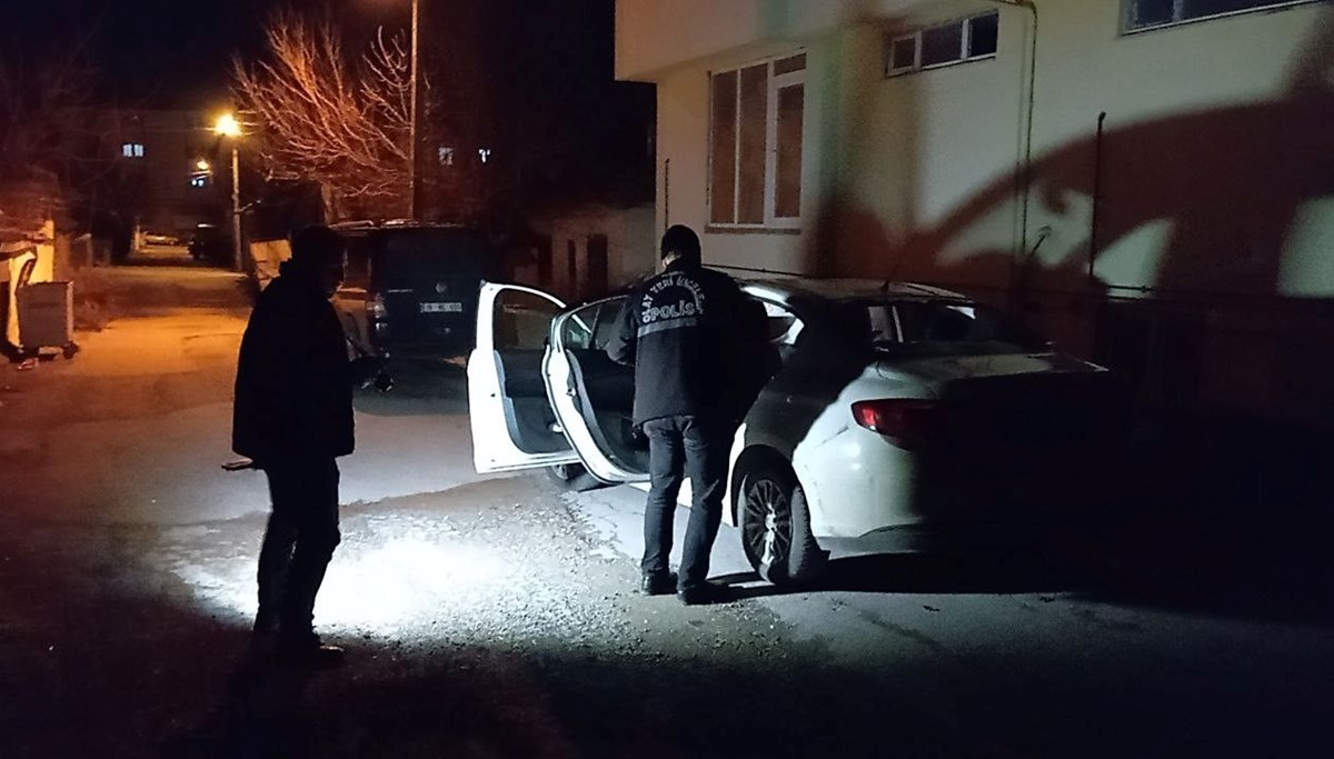 Park halindeki aracın camını kaldırım taşıyla kırdılar Park halindeki aracın camını kaldırım taşıyla kırdılar
