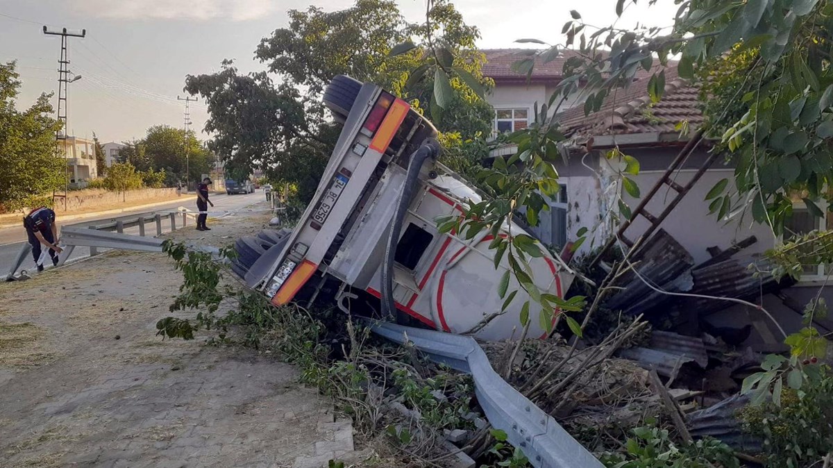 Evlerine tanker çarptı! Deprem sandılar, 