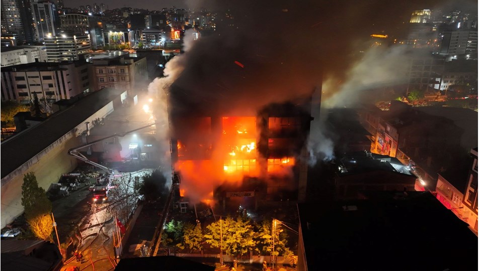 Küçükçekmece'de Akit gazetesinin de bulunduğu binada yangın
