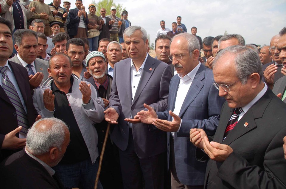 Acılı baba, Kılıçdaroğlu’na sarılıp ağladı  - 1