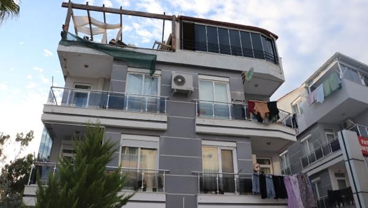 Teras katında tadilat yaparken ahşap çatı üzerine devrildi Teras katında tadilat yaparken ahşap çatı üzerine devrildi