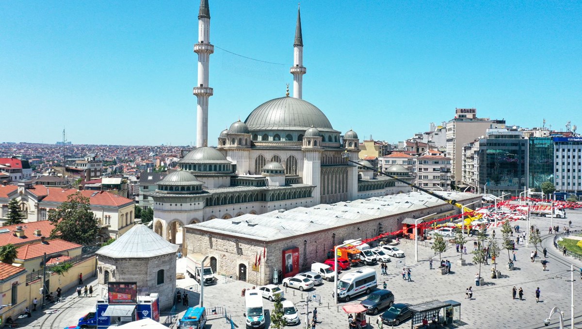 Taksim Camii’nde ilk namaz kılındı