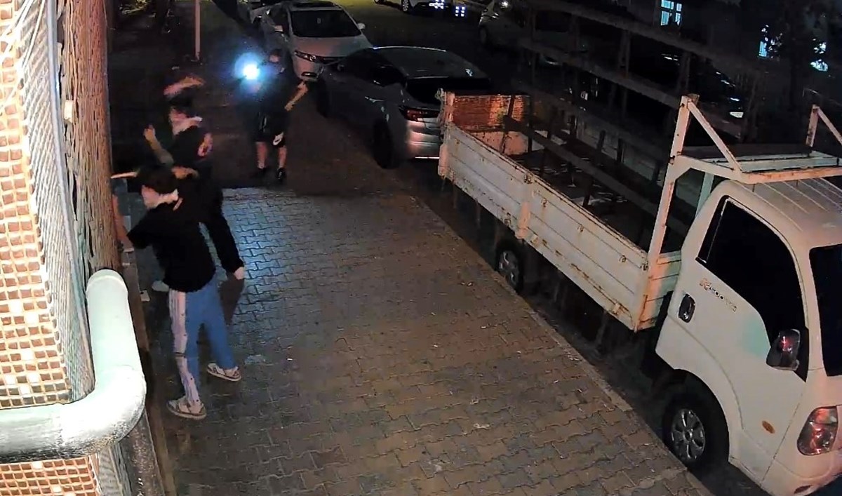 Saldırı anı güvenlik kamerasına yansıdı Saldırı anı güvenlik kamerasına yansıdı