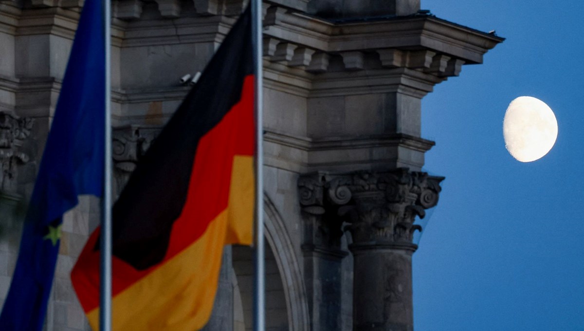 Berlin'de araç kalabalığa daldı