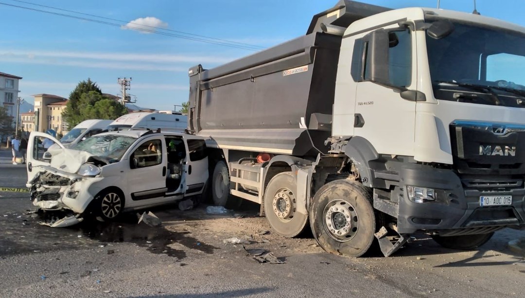 Balıkesir'de hafif ticari araçla kamyon çarpıştı: 6 yaralı