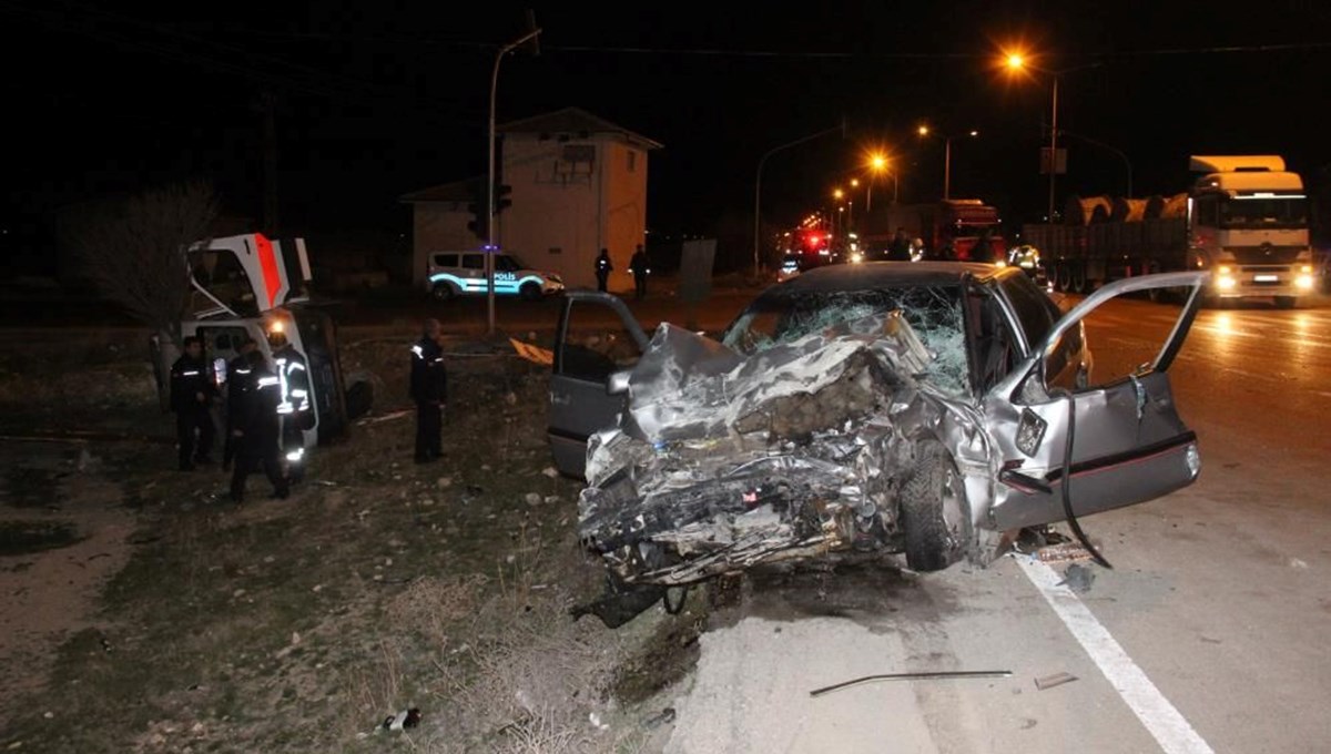 Ambulans, otomobille çarpıştı: 5 yaralı Ambulans, otomobille çarpıştı: 5 yaralı