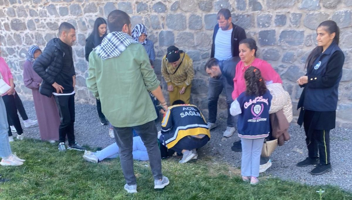Diyarbakır'da tarihi surlardan düşen çocuk hayatını kaybetti Diyarbakır'da tarihi surlardan düşen çocuk hayatını kaybetti