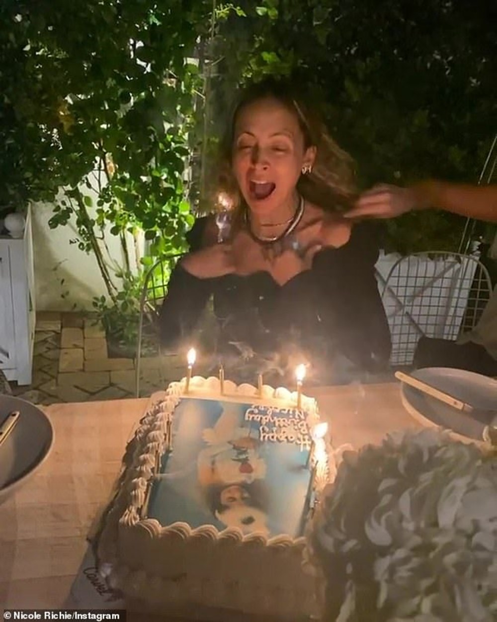 Rambut Nicole Richie terbakar saat meniup lilin di kue ulang tahunnya