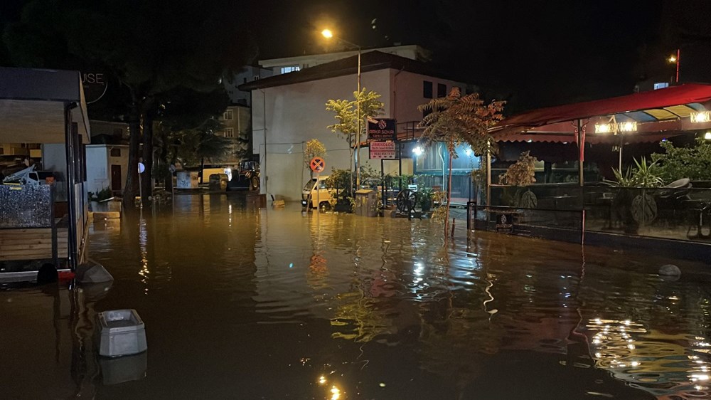 Balıkesir, İzmir ve Manisa’da su baskını: Caddeler su altında kaldı - 2