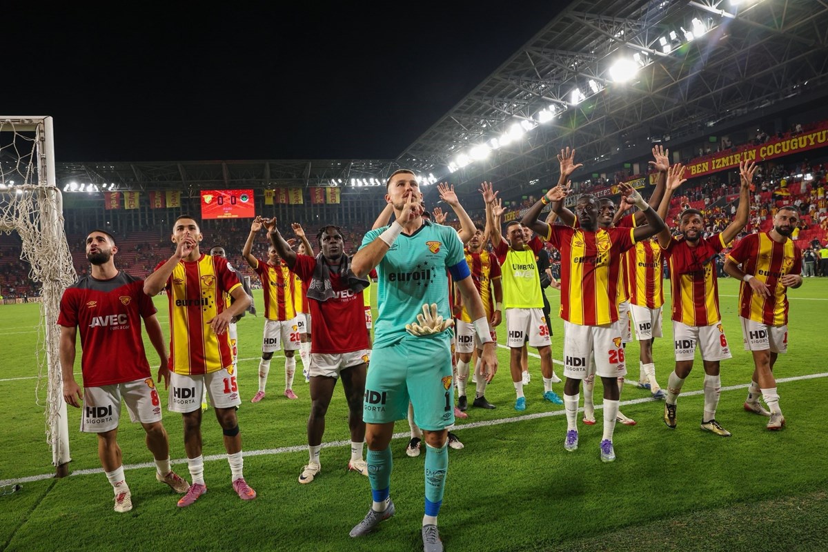Göztepeli futbolcular, Fenerbahçe maçında alınan puanı taraftarlarıyla böyle kutlamıştı.
