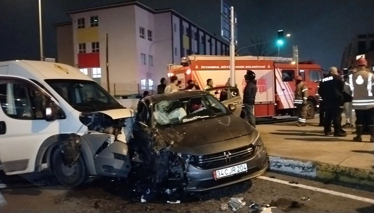 Pendik'te servis minibüsü otomobile çarptı: 5 yaralı Pendik'te servis minibüsü otomobile çarptı: 5 yaralı
