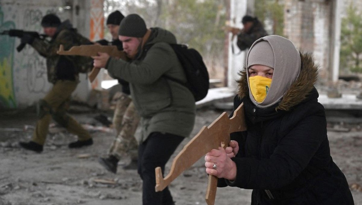 Ukrayna'da savaş hazırlığı: Sivillere temel askeri eğitim veriliyor