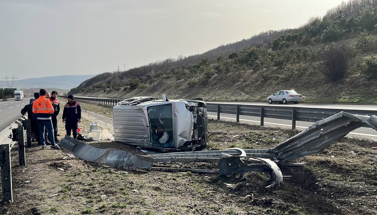 TEM'de kontrolden çıkan araç bariyerlere çarptı: 1 yaralı