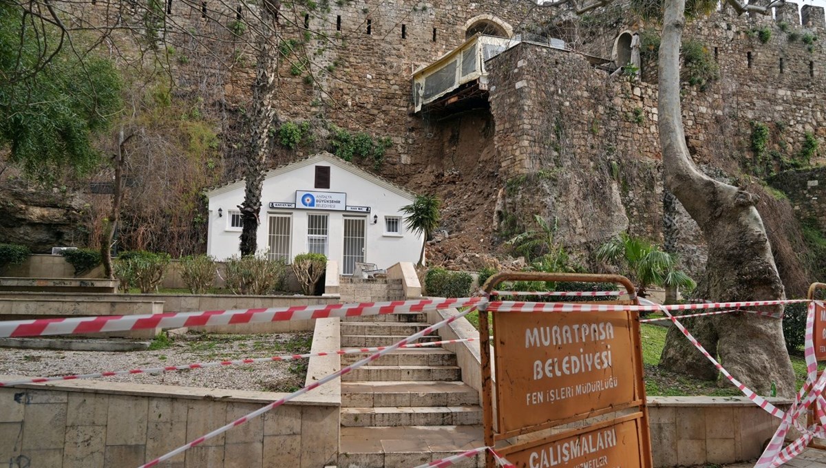 Tarihi Kaleiçi’ndeki surlar yıkıldı