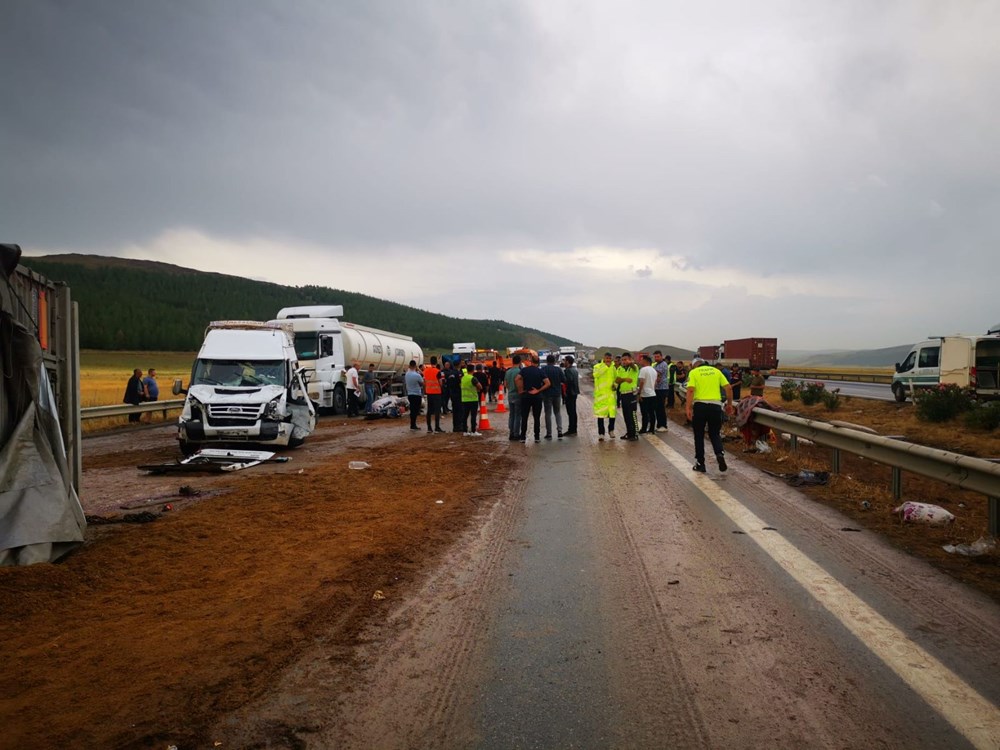 TAG Otoyolu'nda zincirleme kaza: İki ölü, 20 yaralı - 1