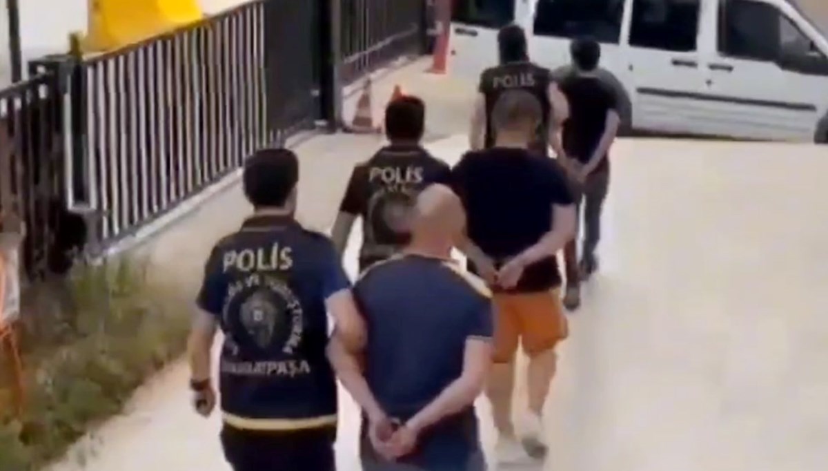 Banka müdürünün aracına tehdit mesajı bırakan 3 şüpheli yakalandı Banka müdürünün aracına tehdit mesajı bırakan 3 şüpheli yakalandı
