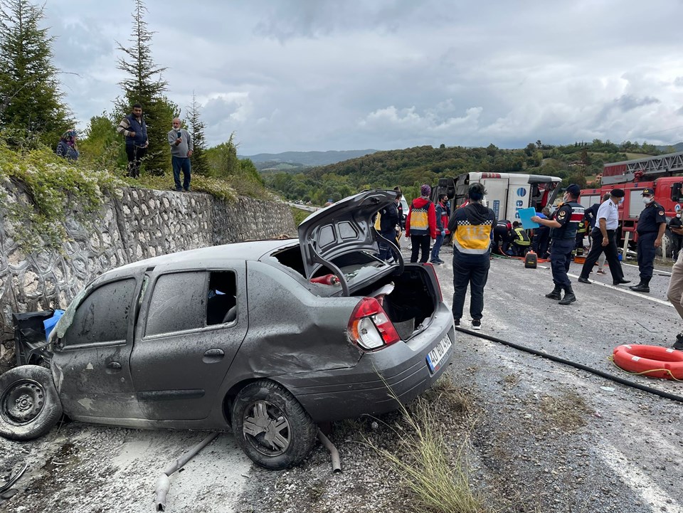 Bartın'da otomobille çarpışan yolcu otobüsü devrildi: 3 ölü 1yaralı - 1