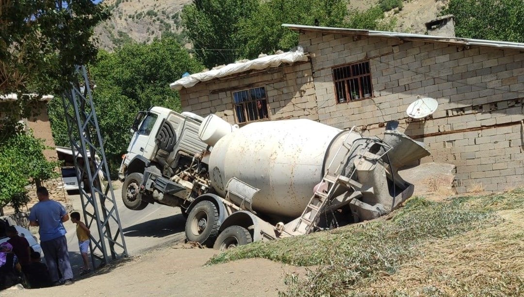 Beton mikseri yan yattı