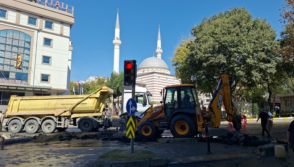 Fatih'te su borusu patladı: Fışkıran su metrelerce yükseldi