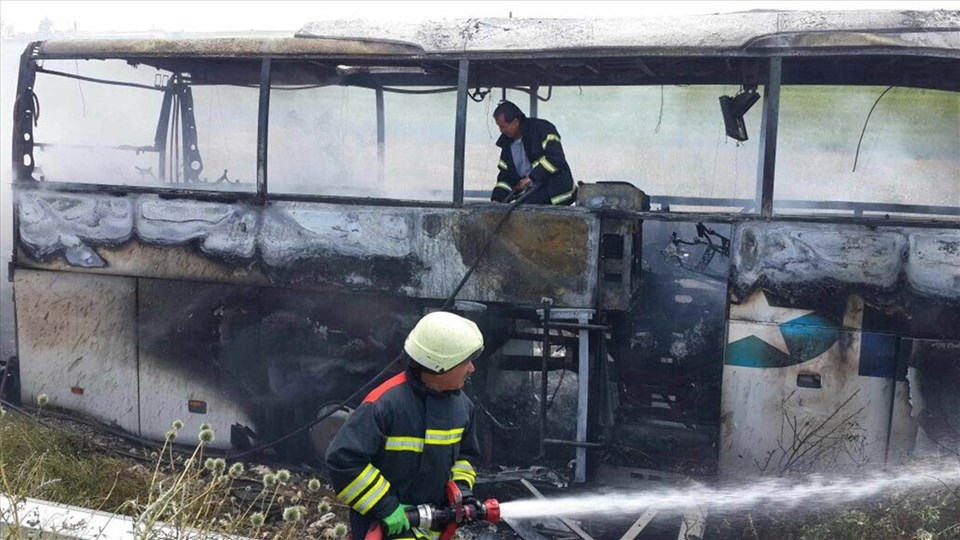 Kayseri'de refüje çarpan yolcu otobüsü yandı - 1