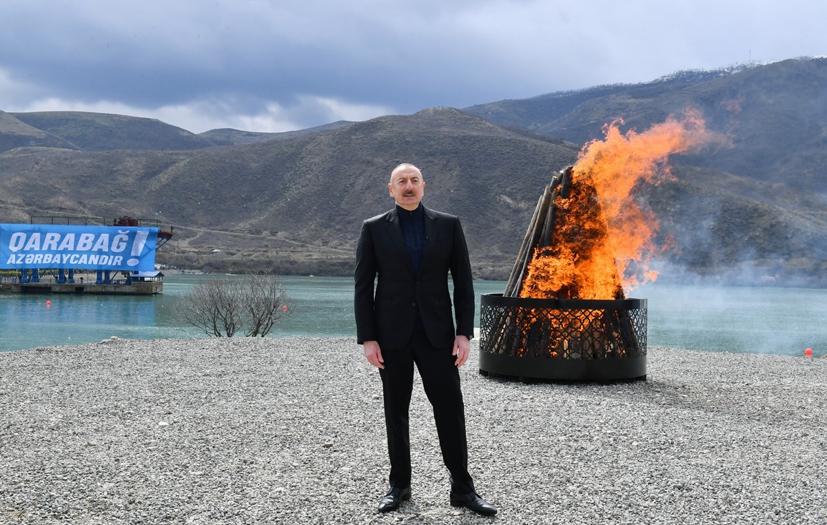 Aliyev, eşi Mihriban Aliyeva ile Nevruz ateşi yaktı.