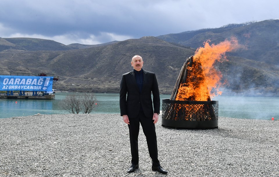 Aliyev, eşi Mihriban Aliyeva ile Nevruz ateşi yaktı.
