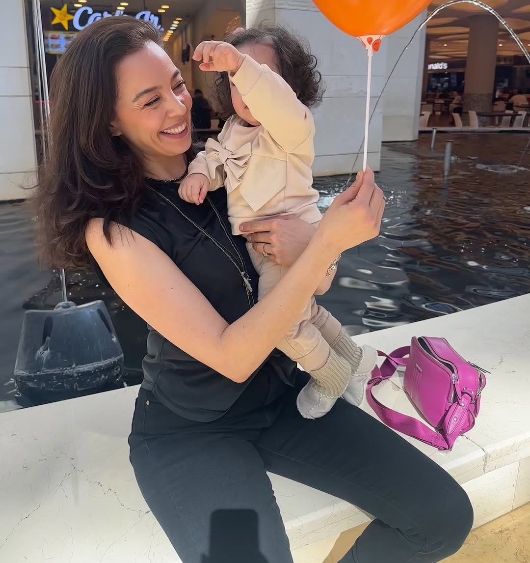 Azra Akın ve kızı Arya