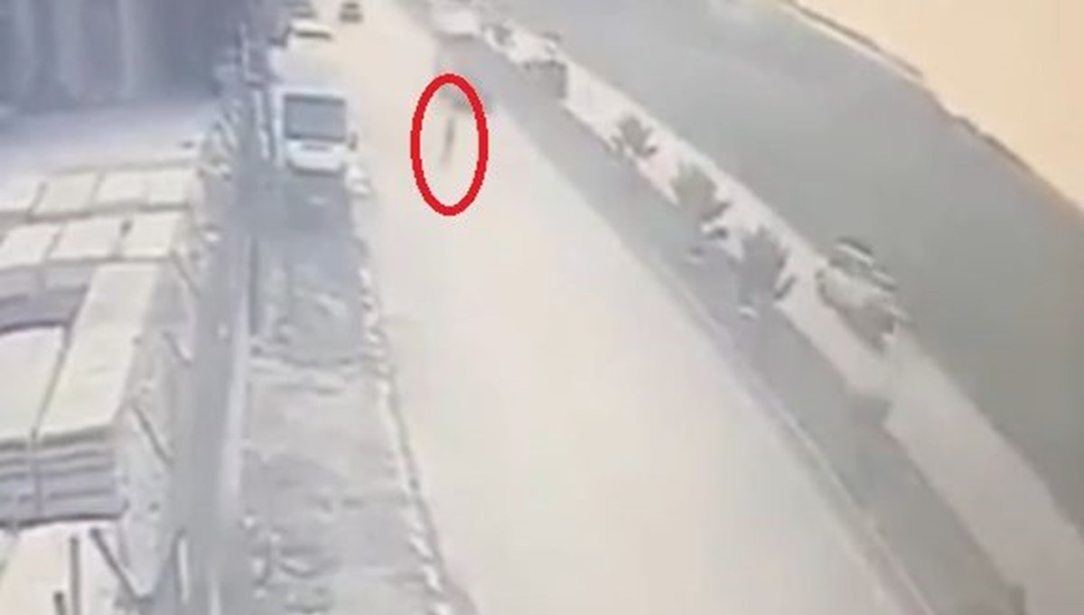 Köpekten kaçarken minibüsün çarptığı çocuk öldü Köpekten kaçarken minibüsün çarptığı çocuk öldü